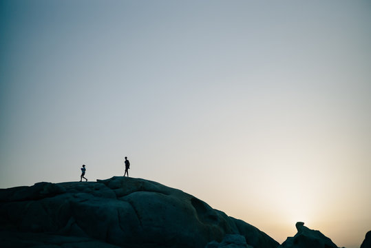 Zwei Geschwister auf einem Felsen