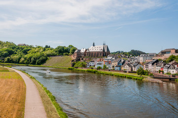 Saarburg, Saar, Fluss, Leukm&uuml;ndung, Laurentiuskirche, Leuckbach, Schifffahrt, Uferweg, Stadt, Altstadt, Weinstadt, Weinberge, Rheinland-Pfalz, Deutschland