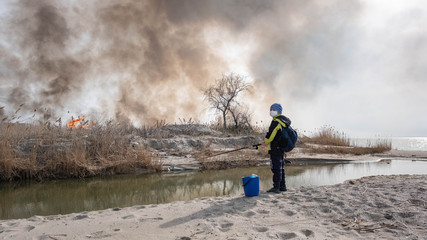 Obraz premium little fisherman and burning reeds