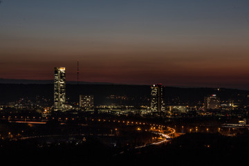 Obraz premium Skyline over the Rhine into a German low mountain range at sunset