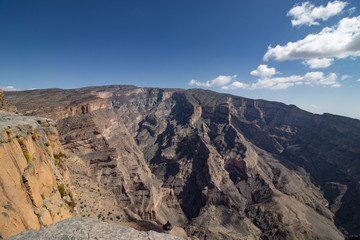 Fototapeta na wymiar Beautiful view along the cliff of Jabal Shams near Nizwa in Oman