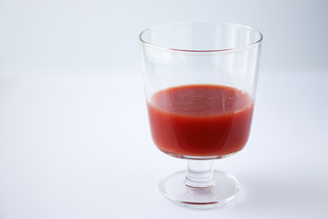 グラスに注がれたトマトジュース