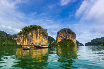 Obraz premium Beautiful view of Krabi montains and sea. View from the viewpoint at Leamsak, AoLeuk, Krabi, Thailand.