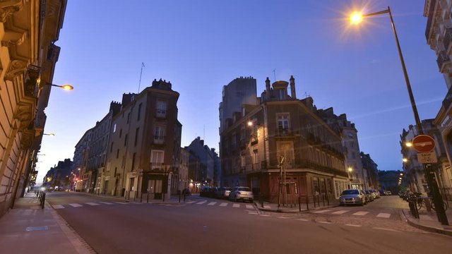 une rue d'un ville française au levée du jour avec trafic time-laps