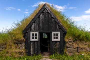 Fototapeta na wymiar house in iceland with an earthen roof overgrown with grass