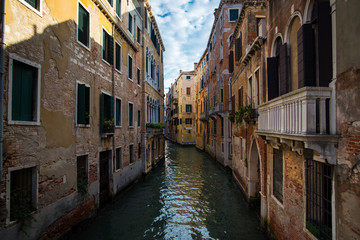Fototapeta na wymiar Canale antico vicino canal grande, case colorate a Venezia, Italia