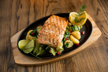 Salmon fillet with gratinated potatoes, leek and spinach