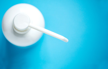 消毒容器と青バックとコピースペース