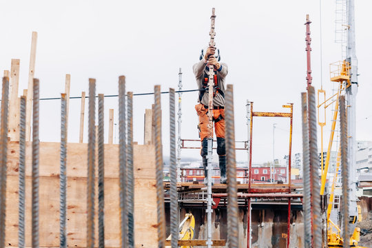 Bauarbeiter beim Vorbereiten der Stahlkonstruktion einer Tunnelbaustelle