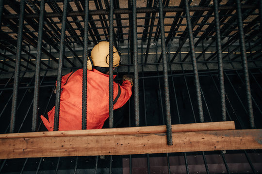 Bauarbeiter beim Vorbereiten der Stahlkonstruktion einer Tunnelbaustelle