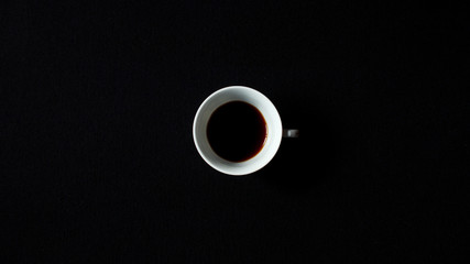 Imagen de una taza de cafe sobre fondo oscuro