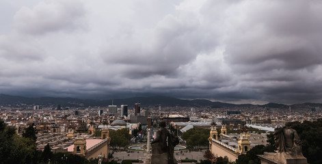 Obraz premium Paisaje de ciudad con nubes 