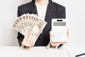 お金を手に持つ女性