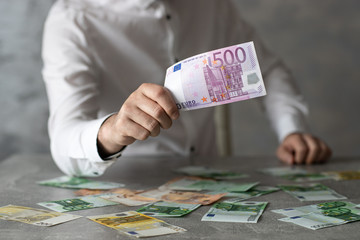 Gotówka euro w dłoni, oferta - obrazy, fototapety, plakaty