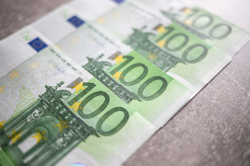 Nominały po 100 euro z bliska