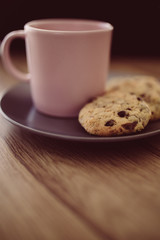 Tasse und Teller mit Chocolate-Chip Cookies