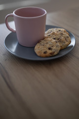 Tasse und Teller mit Chocolate-Chip Cookies