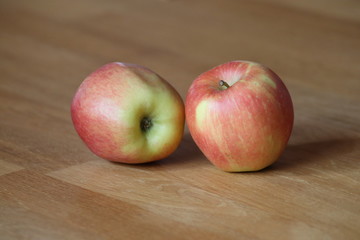 Äpfel auf Holztisch