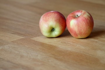 Äpfel auf Holztisch