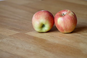 Äpfel auf Holztisch