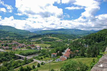 Fototapeta na wymiar Panorama sulla Valtaro dal centro storico di Compiano