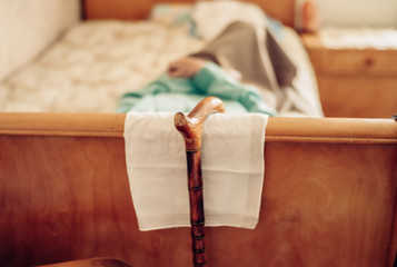 Alte Frau mit Demenz alleine zuhause