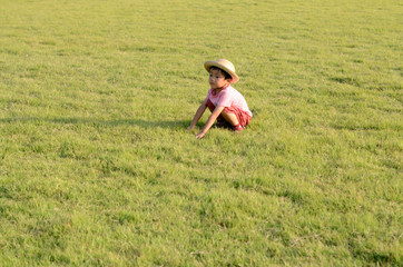 Naklejka na ściany i meble 芝生で遊ぶ子供