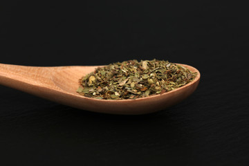 Oregano Gewürz Kräuter auf einem Holzlöffel