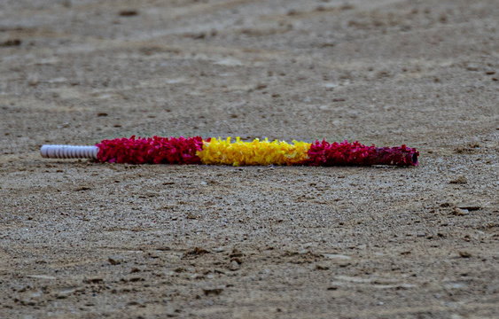 banderilla en la arena de la plaza
