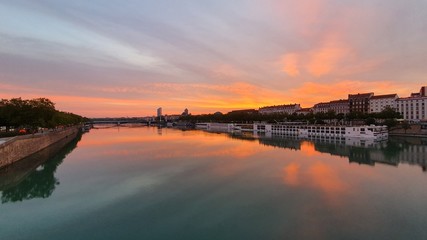 Naklejka premium Lever de Soleil sur le Rhône
