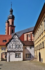 Fototapeta na wymiar Eibelstadt, Marktplatz mit Rathaus, Mesnerhaus, Kirche