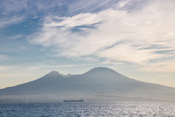 bateau devant le v&eacute;suve &agrave; Naples