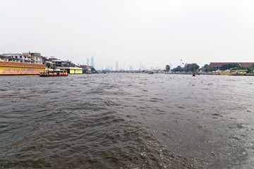 Obraz premium Bangkok's Chao Phraya River in Thailand