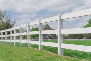 Shallow DOF long white fence with defocused farm house ranch in background in Ennis, Texas, USA - obrazy, fototapety, plakaty