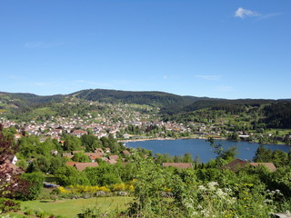 Obraz premium Paysage lac + village