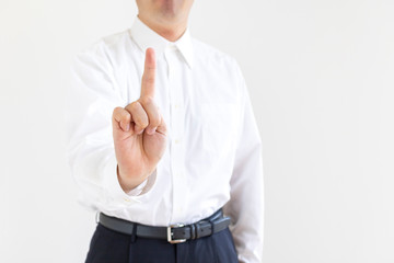 人差し指を立てているワイシャツの男性