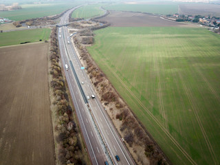 Blick auf eine Autobahn. Drohnen Foto von einer Autob ahn