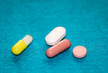 Nahaufnahme von Medizin, Tabletten und Kapseln