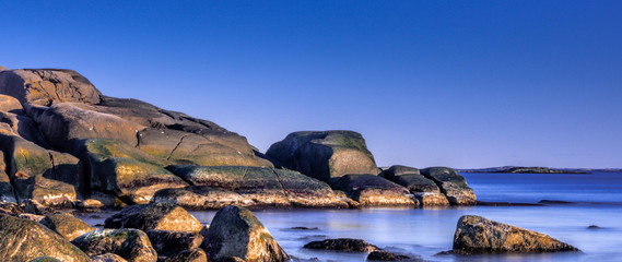 Skaliste wybrzeże w Parku narodowym Ytre Hvaler w Norwegii © Dreamnordno