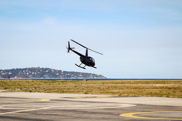 Ein Helikopter an, über den Landeplatz für Hubschrauber © boedefeld1969