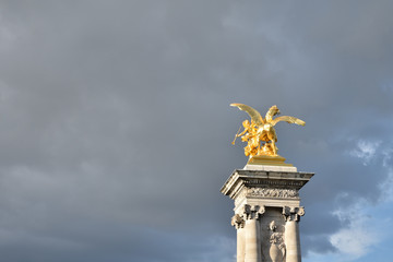 Fototapeta na wymiar Statue dorée du pont Alexandre III à Paris, France