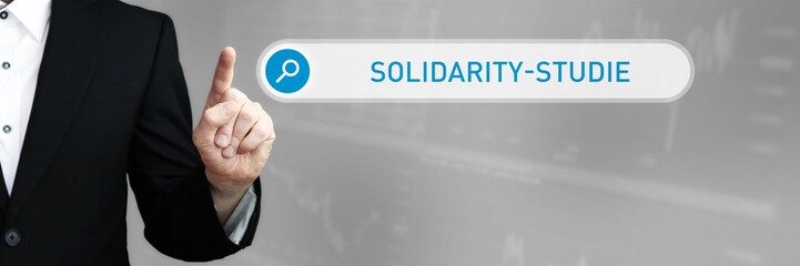 Solidarity-Studie. Mann im Anzug zeigt mit dem Finger auf ein Suchfeld. Der Begriff Solidarity-Studie steht in der Suche. Symbol für Business, Finanzen, Statistik, Analyse, Wirtschaft