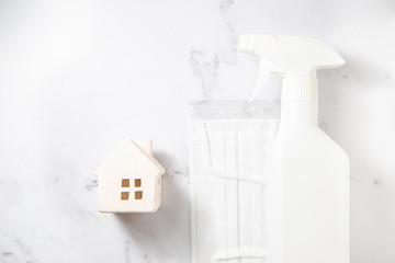 掃除や消毒。STAYHOME。COVID-19、新型コロナウイルスの影響。マスクと家