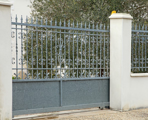 Portail métallique gris d'une maison	
