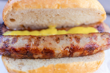 Bratwurst Semmel mit Senf