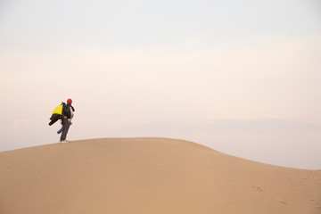 un hombre sobre una duna en el desierto