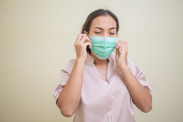 Women concerned about the Covid-19 virus And her mask