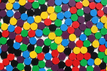 Bunte Spielsteine aus Holz