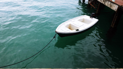 Obraz premium Small motor boat tied to the deck | At Hulhumale Island Maldives
