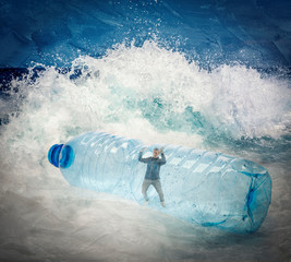 Botella de plástico en el mar 